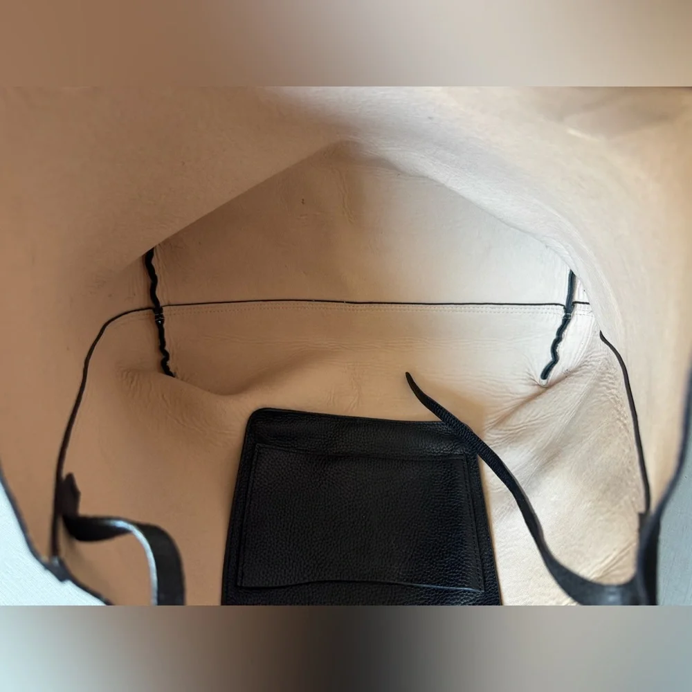 Cuyana Classic Structured Leather Tote in Black Pebbled Leather